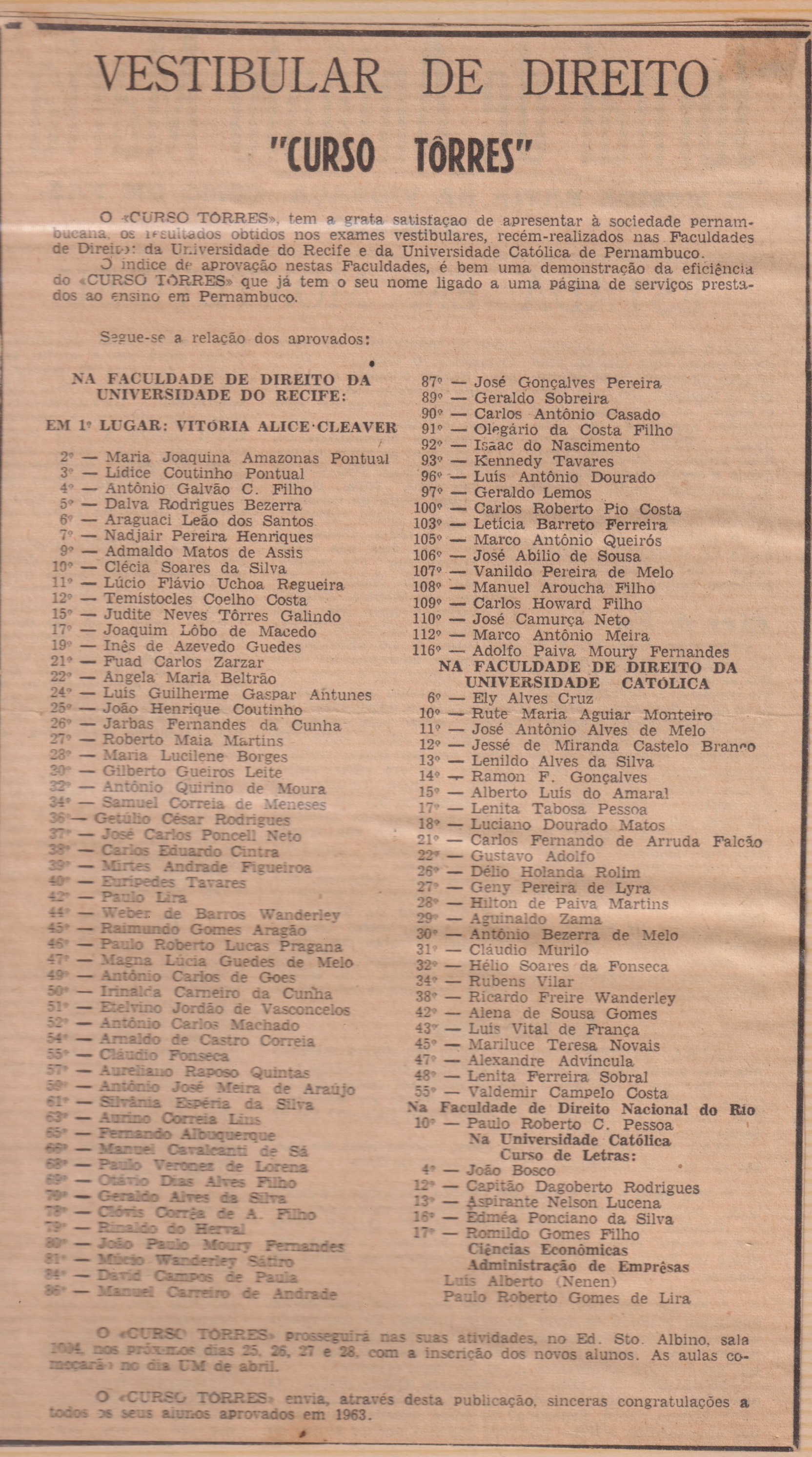 Recorte de jornal com a lista de pessoas aprovadas no vestibular no ano de 1963. O nome de Vitoria Cleaver aparece em destaque, como a primeiro lugar no vestibular da Faculdade de Direito da Universidade do Recife (atual Unversidade Federal do Pernambuco - UFPE).